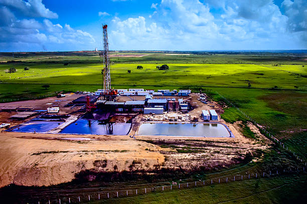 drilling rig- vue aérienne - fracking photos et images de collection