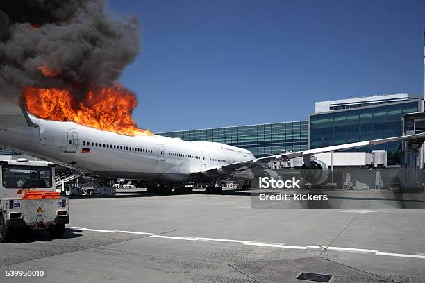 Verkehrsflugzeug Am Gate Erfassen In Falsche Flames Stockfoto und mehr Bilder von Feuer