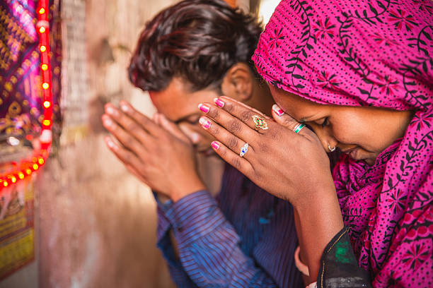 jeune couple indien priant - hinduism photos et images de collection