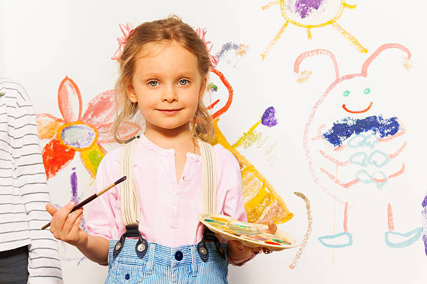 istock Cute painter with brush and pallet drawing picture 539953000