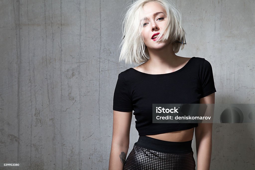 Ragazza con rossetto rosso e capelli corti in nero T-shirt - Foto stock royalty-free di Donne