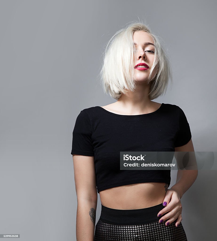 Mode Frau mit kurzen Haaren und im leeren T-Shirt - Lizenzfrei Frauen Stock-Foto