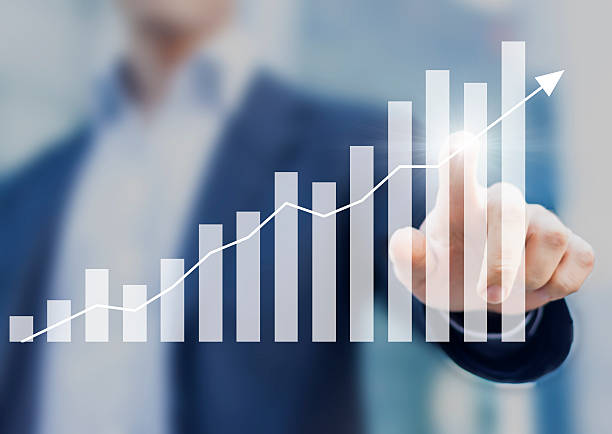 geschäft erfolg mit steigenden, wachsender diagramme und geschäftsmann im hintergrund - sales growth stock-fotos und bilder