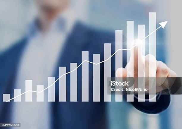 成長しチャートとビジネスマンを背景にビジネスの成功 - 成長のストックフォトや画像を多数ご用意 - 成長, グラフ, 上がる