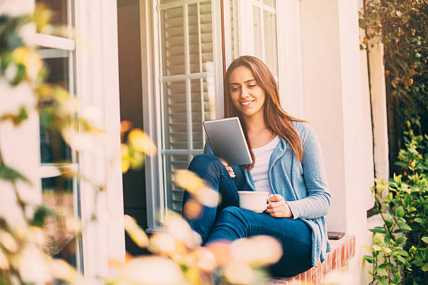 frau mit einem tablet-pc - women digital tablet outdoors smiling stock-fotos und bilder