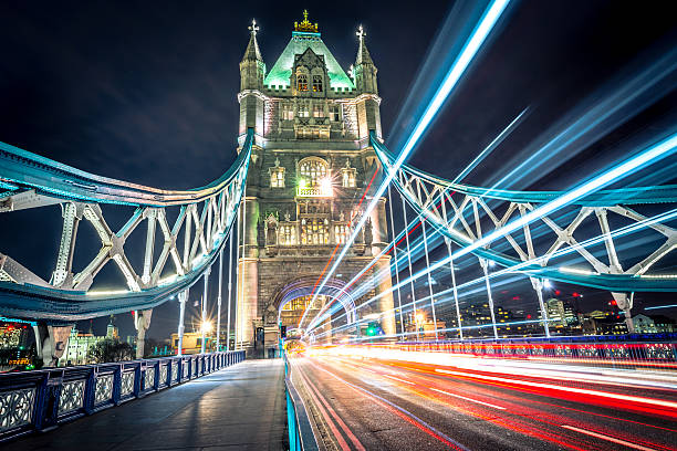 tower bridge light trail - london england tower bridge uk bridge stock-fotos und bilder