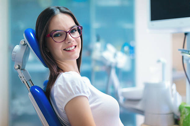 paciente en el dentista oficina sentado en silla - handpiece fotografías e imágenes de stock