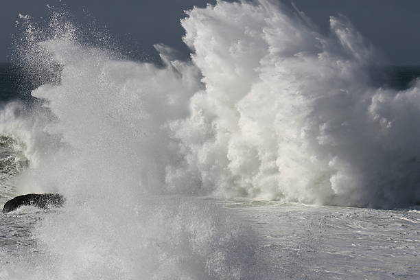 arrabbiato mare - wave sea storm water foto e immagini stock