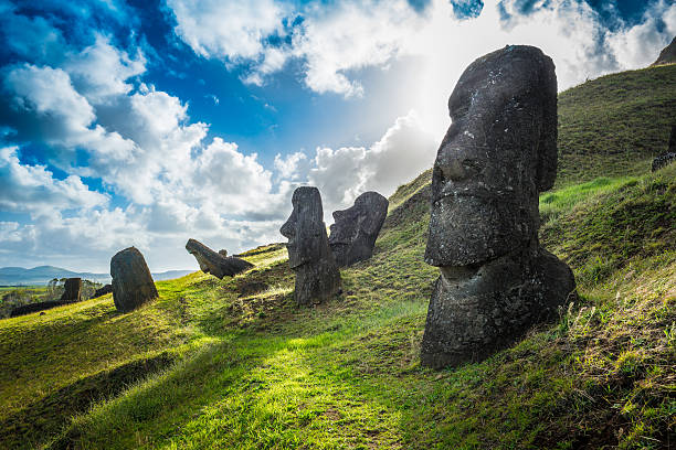 остров пасхи - рано рараку - polynesia moai statue island chile стоковые фото и изображения