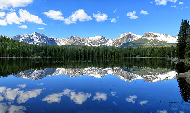 reflexión del lago bierstadt - snowcapped mountain mountain range snow fotografías e imágenes de stock