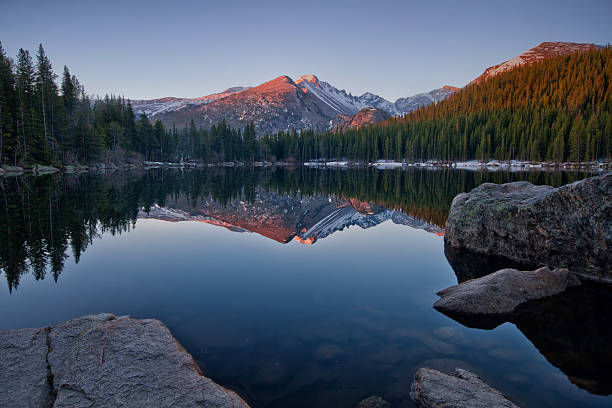 riflessione sul picco longs sul lago bear - rocky mountain national park foto e immagini stock