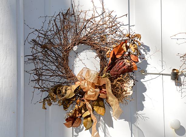 istock Autumn Country Door Wreath 539969052