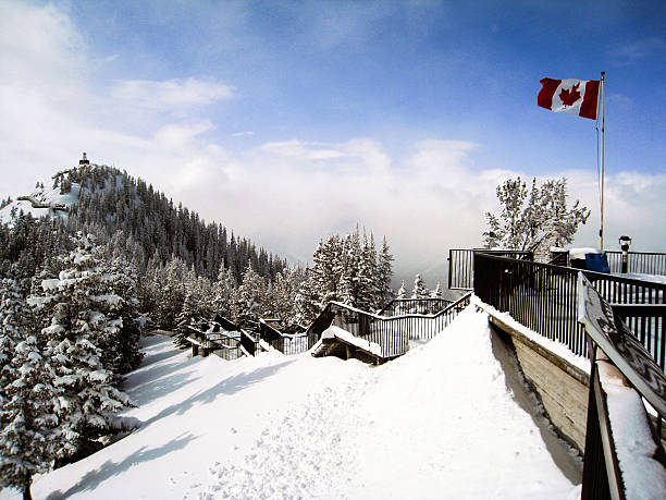 widok z banff gondola na ze śniegiem - banff gondola zdjęcia i obrazy z banku zdjęć