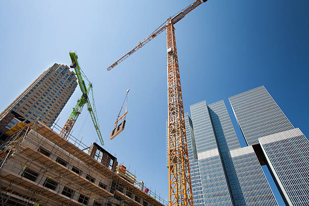 두루미 리프팅 벽면 에이 건설 현장 - crane hoisting derrick crane built structure 뉴스 사진 이미지