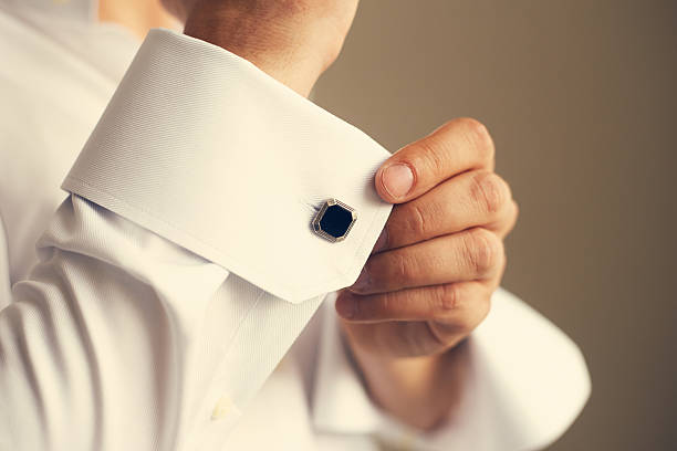 homem corrigir a sua camisa de manga - shirt close up white button - fotografias e filmes do acervo