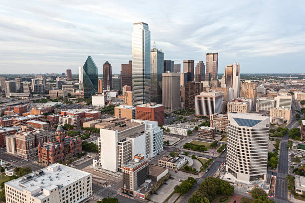 horizonte del centro de la ciudad de dallas - dallas county fotografías e imágenes de stock