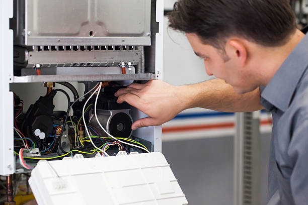 caldeira de aquecimento técnico manutenção - electrical contractor imagens e fotografias de stock