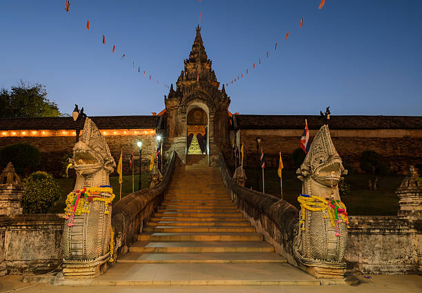 istock Night view of ancient and beautiful sculpture Thai temple 539988718