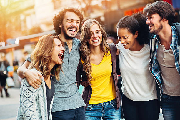 gruppo di amici sulla strada - teenager city life laughing group of people foto e immagini stock