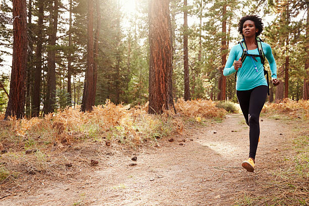 アフリカ系アメリカ人の女性が、フォレスト - running jogging african descent nature ストックフォトと画像