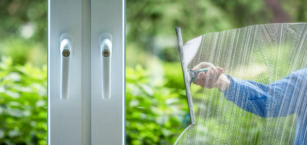 vetro pulizia-lavori di casa - squeegee foto e immagini stock