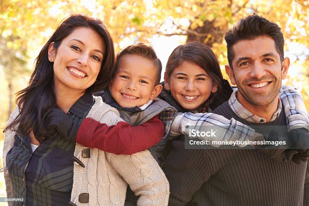 Retrato de pais feliz pegando carona crianças ao ar livre - Foto de stock de Família royalty-free