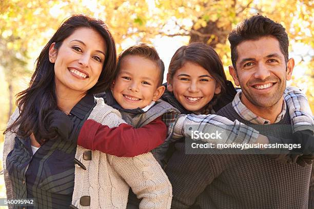 Foto de Retrato De Pais Feliz Pegando Carona Crianças Ao Ar Livre e mais fotos de stock de Família