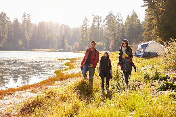 ご両親およびお子様 2 名様のキャンプ旅行にも - camping family nature tent ストックフォトと画像