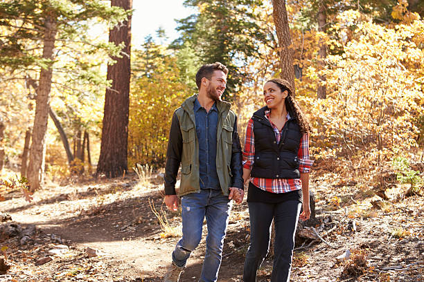 カップルのハイキングでは、森林の手やスタイルでのお食事 - adult autumn couple face to face ストックフォトと画像
