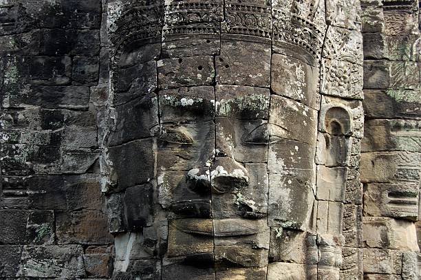 pedra rosto no templo de bayon, angkor, camboja - wat angkor thom imagens e fotografias de stock