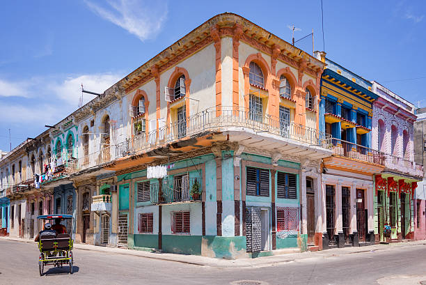 красочные здания в гаване, куба - havana стоковые фото и изображения