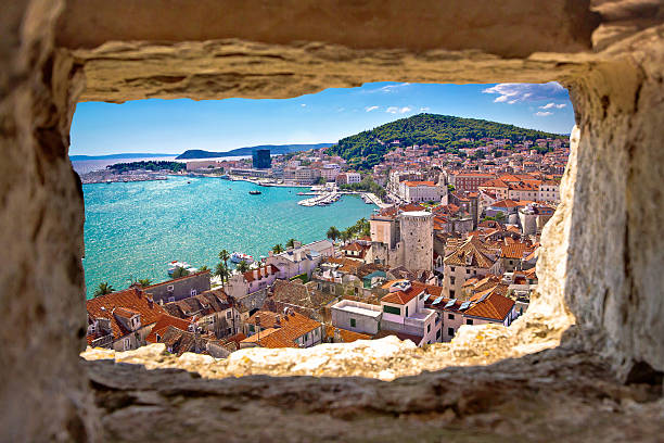 divisé vue aérienne de la baie à travers stone fenêtre - croatia photos et images de collection