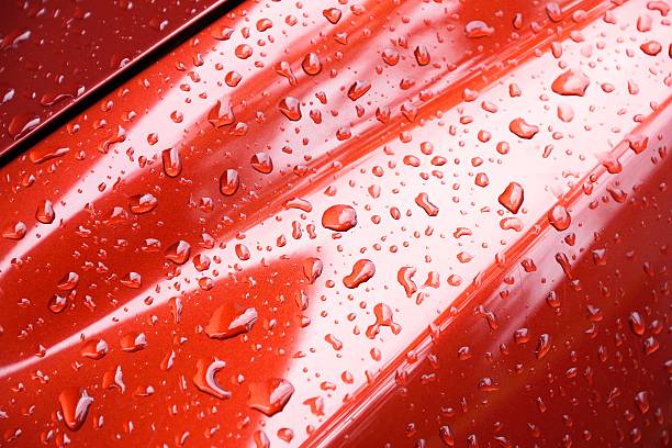 車の表面に水滴 - when it rains it pours ストックフォトと画像