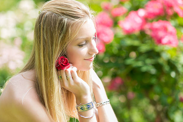 portret piękna kobieta trzymająca czerwony róża - human hair women horizontal rose petals zdjęcia i obrazy z banku zdjęć