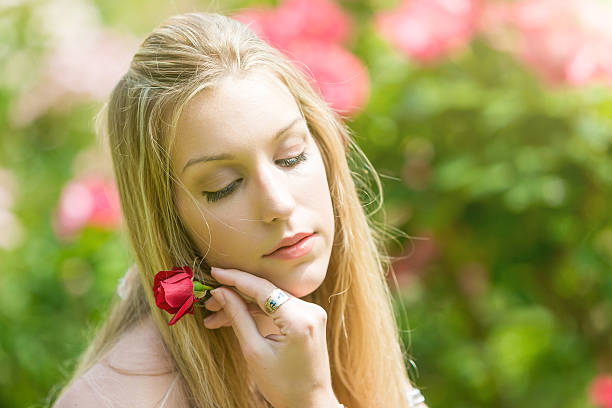 naturalne portret piękna młoda kobieta trzyma czerwona róża - human hair women horizontal rose petals zdjęcia i obrazy z banku zdjęć