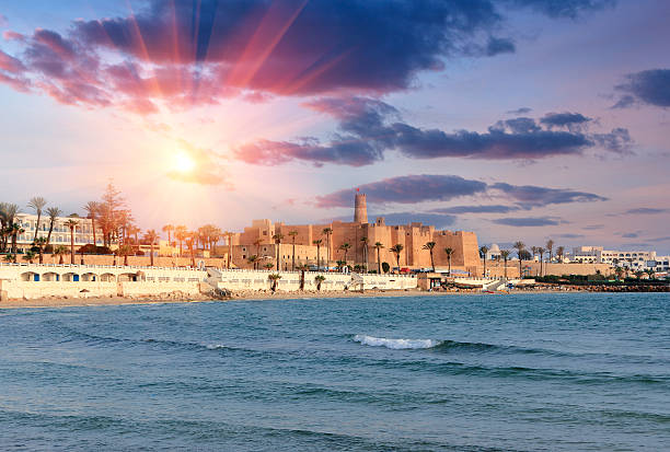piękny widok starożytnych ribat twierdza o zachodzie słońca. tunezja. - tunisia zdjęcia i obrazy z banku zdjęć
