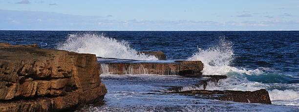 wellen planschen über felsen am maroubra strand - maroubra beach stock-fotos und bilder