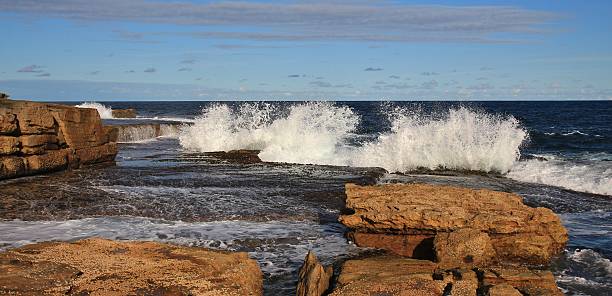 spritzendes wasser wellen maroubra strand, sydney - maroubra beach stock-fotos und bilder