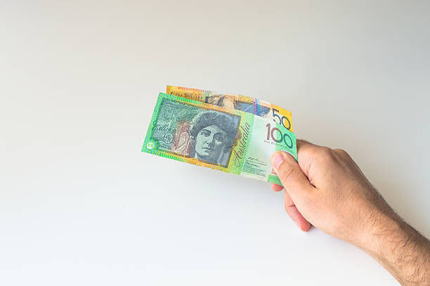 남자 쥠 대 호주 달러 지폐 - currency exchange australian dollars australian culture currency 뉴스 사진 이미지