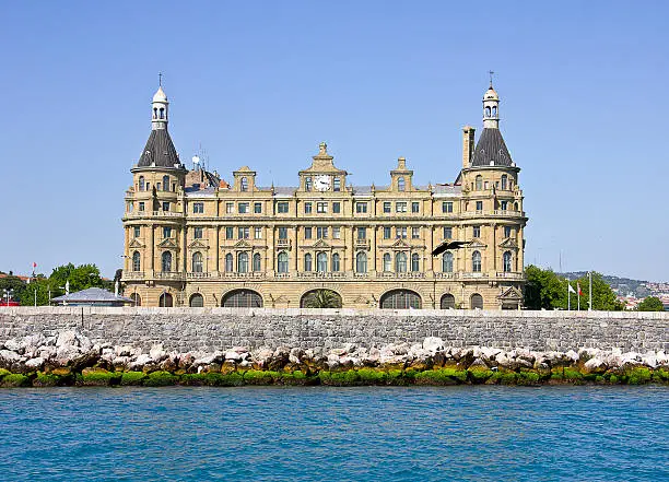 Haydarpasha Station and passenger ship on the bosphorus. Haydarpasha is a major intercity rail station and transportation hub in İstanbul. It is the busiest rail terminal in Turkey and the Middle East and one of the busiest in Eastern Europe. The terminal also has connections to İETT bus and ferry service.