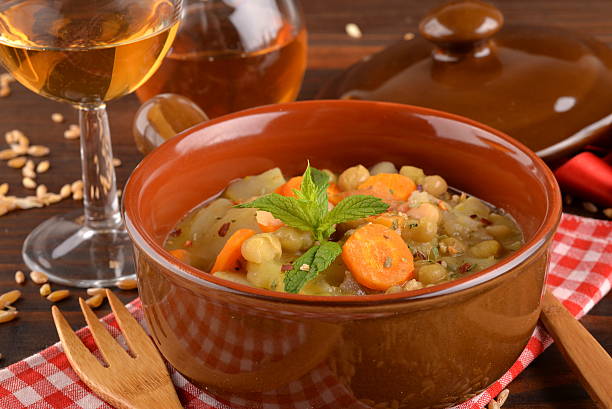 zuppa di verdure in una ciotola - red potato red organic cooking foto e immagini stock