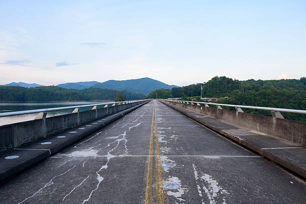 estrada em barragem de fontana, na carolina do norte - great smoky mountains national park mountain mountain range north carolina - fotografias e filmes do acervo