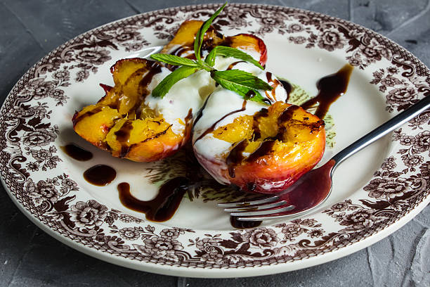 pelones a la parrilla con hielo crema y vinagre crema - dessert grilled peaches peach fotografías e imágenes de stock