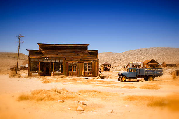 캘리포니아 사막의 오래된 농가와 트럭 - 모노 카운티 뉴스 사진 이미지