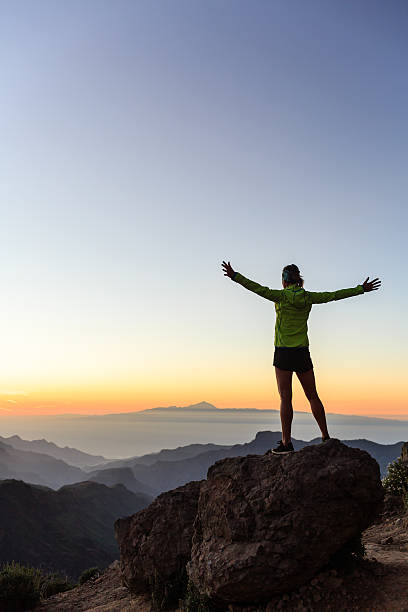 mujer escaladora éxito silueta en montañas inspiradoras - aspirations mountain hiking climbing fotografías e imágenes de stock