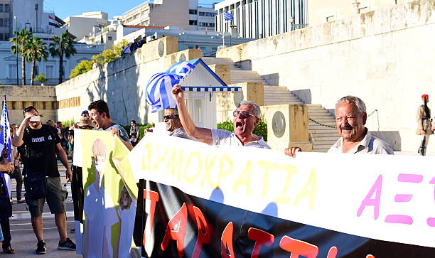 ludzie popytu grecki rząd krok w dół - euro symbol crisis time debt zdjęcia i obrazy z banku zdjęć