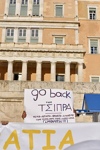 la población demanda gobierno griego, de bajada - euro symbol crisis time debt fotografías e imágenes de stock