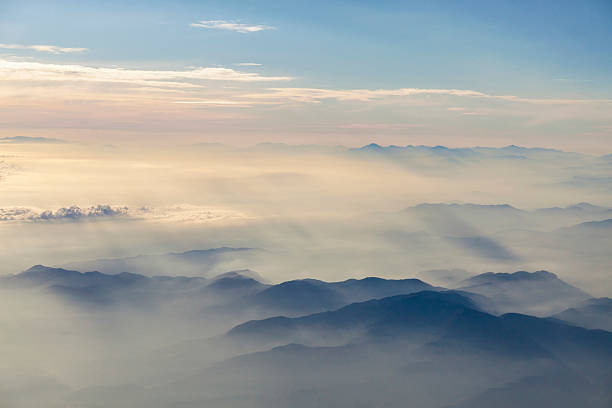 volare sopra le nuvole - cloud cloudscape sky aerial view foto e immagini stock