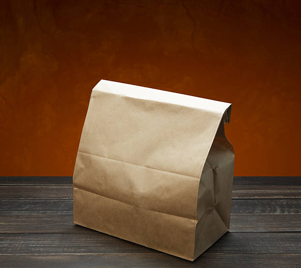 braun kraft papier tasche für mittagessen oder speisen auf hölzernen - lunch take out food bag paper bag stock-fotos und bilder