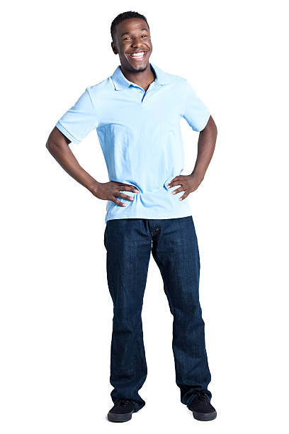 sonriente hombre afroamericano de pie - polo shirt african ethnicity men african descent fotografías e imágenes de stock